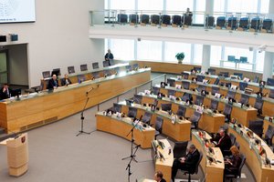 Seime – visai ne šventinės nuotaikos: opozicija vėl paliko salę, ginčai verda nuo pat ryto