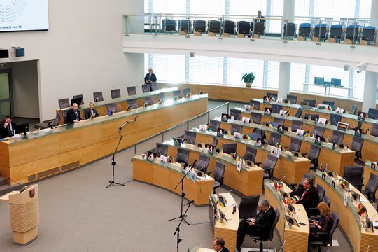 Seime – visai ne šventinės nuotaikos: opozicija vėl paliko salę, ginčai verda nuo pat ryto