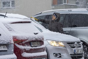 Užėjus šalčiams vairuotojams tai būtina žinoti: ką svarbu padaryti su kilimėliais ir durelėmis