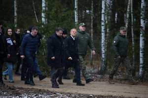 Lenkijos premjeras aplankė karius ir pasieniečius, saugančius sieną su Baltarusija