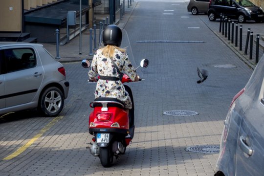 Įvedė naujus reikalavimus motorolerių vairuotojams – į gatves taip paprastai nebeišvažiuos