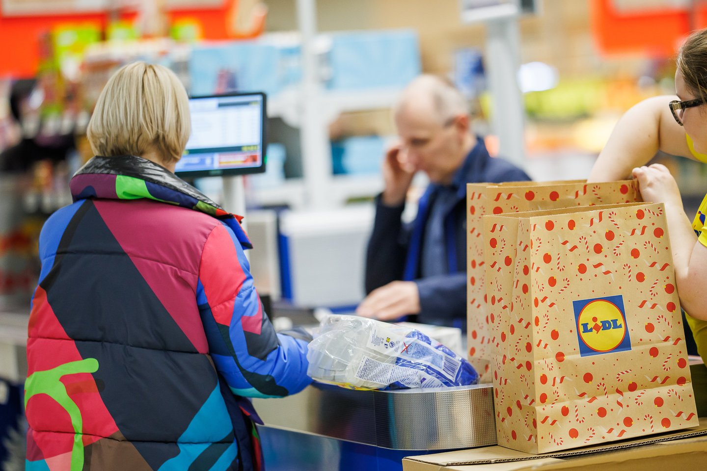 Lidl“ administracijos darbuotojai parduotuvėse padeda atlikti kasdienes užduotis
