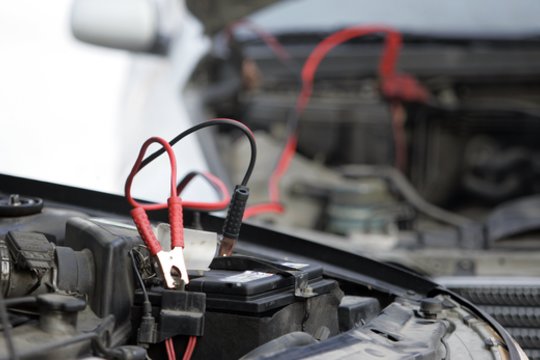 Ar išvykstant ilgesniam laikui būtina atjungti automobilio akumuliatorių? Eksperto patarimai