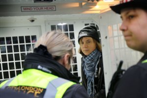 Proteste Londone sulaikyta švedų aktyvistė Greta Thunberg