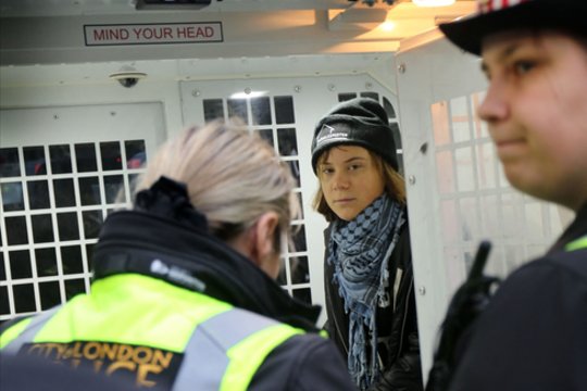 Proteste Londone sulaikyta švedų aktyvistė Greta Thunberg