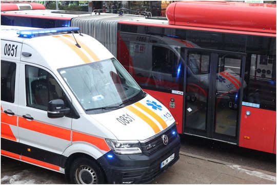 Autobuso vairuotojui staigiai stabdant, Panevėžyje traumą patyrė 85 metų keleivė