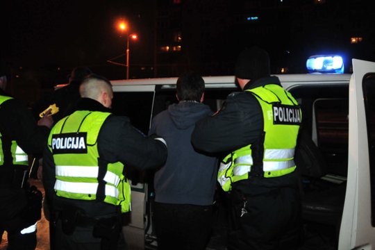 Įkaušęs „erelis“ iš Pakruojo rajono atsidūrė areštinėje: grasino susprogdinti visą kaimą