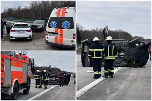 Greitkelyje prie Klaipėdos – didžiulė avarija: susidūrė 3 automobiliai, vienas vertėsi, eismas uždarytas