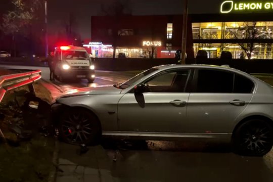 Girto BMW vairuotojo gaudynės Vilniuje baigėsi smūgiu į atitvarus: užfiksuoti vaizdai iš arti