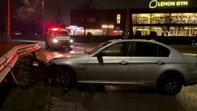 Girto BMW vairuotojo gaudynės Vilniuje baigėsi smūgiu į atitvarus: užfiksuoti vaizdai iš arti