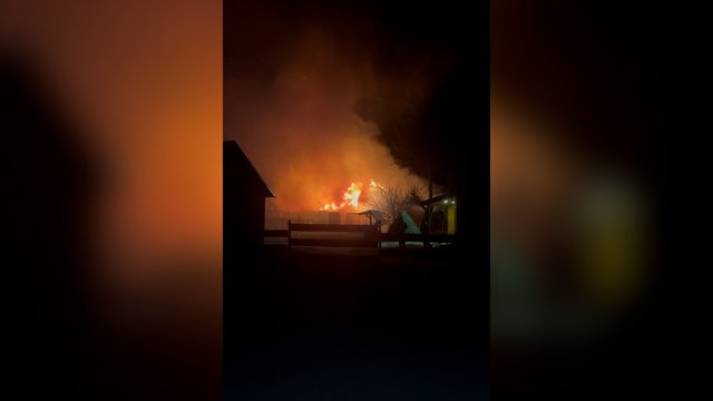 Vilkaviškio r. ugniagesiai skubėjo gesinti medinį namą: rastas vyro kūnas