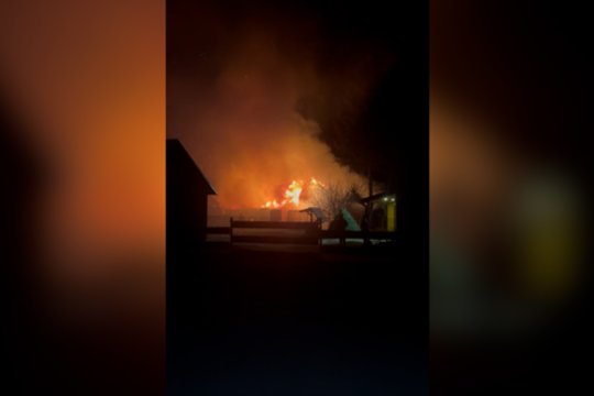 Vilkaviškio r. ugniagesiai skubėjo gesinti medinį namą: rastas vyro kūnas