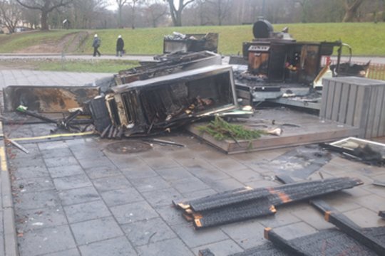 Tymo turguje Vilniuje mįslingai sudegė vagonėlis, kuriame būdavo prekiaujama kalakutais