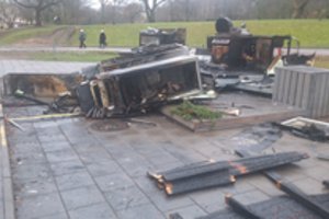 Tymo turguje Vilniuje mįslingai sudegė vagonėlis, kuriame būdavo prekiaujama kalakutais