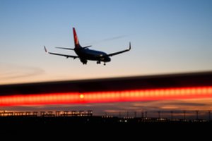 Vokietijos oro uoste stojo orlaivių eismas: pastebėti neatpažinti dronai