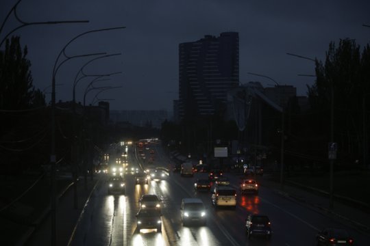 Ukraina skendi tamsoje: rusai vėl surengė masinę ataką