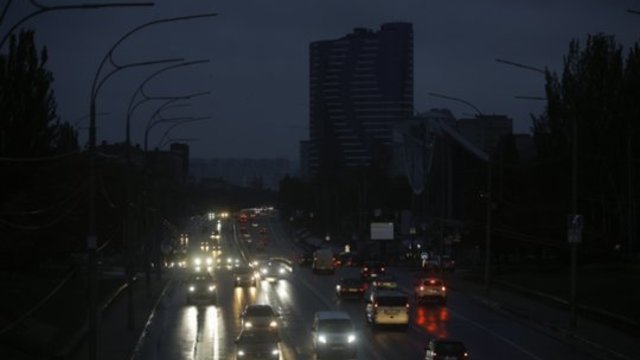 Ukraina skendi tamsoje: rusai vėl surengė masinę ataką