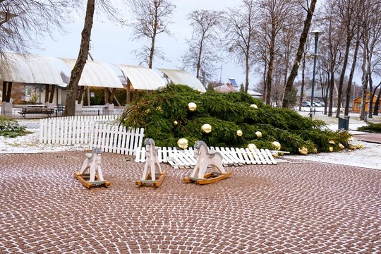 Vėjui nulaužus Alytaus rajono Kalėdų eglę savivaldybė ironizuoja: „Pakartojimo nenorėsime“