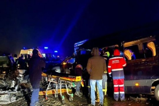 Greitkelyje Kyjivas-Charkivas – didelė avarija: vienas žmogus žuvo, 13 – sužaloti