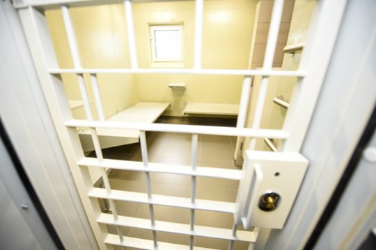 Akmenės rajone policijai įkliuvo maišelį su kvaišalais vežęsis karys