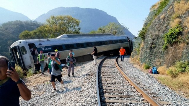 Kraupios nelaimės Meksikoje vaizdai: traukiniui nuvažiavus nuo bėgių žuvo 13 žmonių