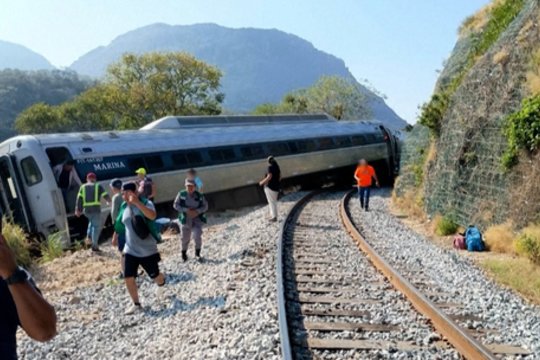 Kraupios nelaimės Meksikoje vaizdai: traukiniui nuvažiavus nuo bėgių žuvo 13 žmonių