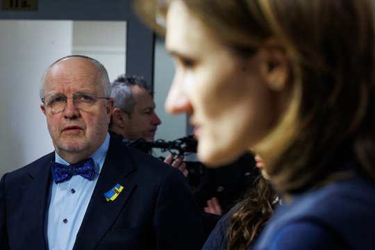 Diskusijoje dėl LRT – vėl chaosas: poziciją vis keitęs J. Olekas ir už borto išmesti protestus rengę žurnalistai