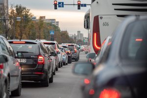 Vairavimo instruktorius – atvirai apie vairuotojų klaidas: kas dažniausiai tampa eismo įvykių priežastimi