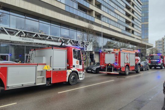 Į Vilniaus centrą skubėjo ugniagesiai – pastate suveikė priešgaisrinė signalizacija