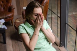 Kai kūnas siunčia SOS: panikos priepuolis ar rimta sveikatos būklė? Paaiškino, kaip atskirti ir suvaldyti simptomus