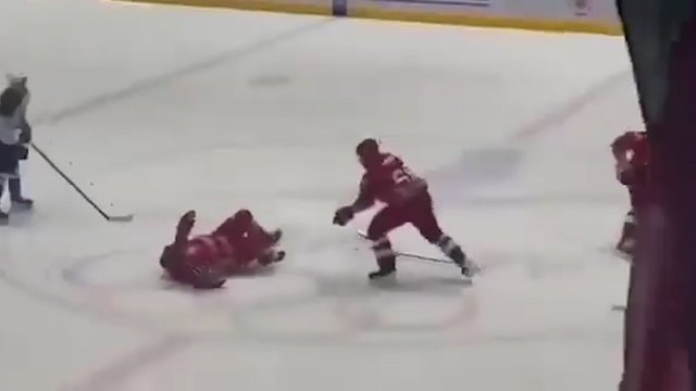 Internete plinta A. Lukašenkos tėškimasis ant ledo: „Krito kaip bulvių maišas“