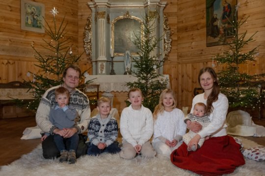 5 vaikus, iš kurių vienas su negalia, auginančiai šeimai prieš pat šventes smogė baisi nelaimė