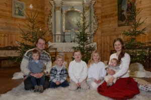 5 vaikus, iš kurių vienas su negalia, auginančiai šeimai prieš pat šventes smogė baisi nelaimė