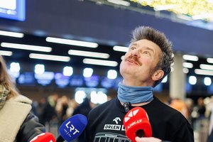 Skirtingomis anglų kalbomis su šturmanu kalbantis K. Raišys: „Jei ką, naudosime gestus“