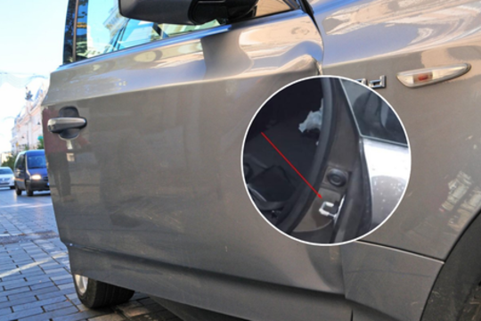 Beveik niekada nenaudojamas: kam skirtas kabliukas ant automobilio durelių