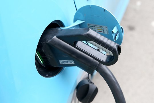 Kaune atidarytas dar vienas elektromobilių įkrovimo parkas