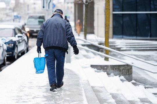 Nematomi plikledžio spąstai: kodėl žiemą traumos užklumpa netikėtai?