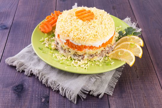 Mišrainė „Mimoza“ su slaptu ingredientu: šis receptas taps Naujųjų metų pažiba