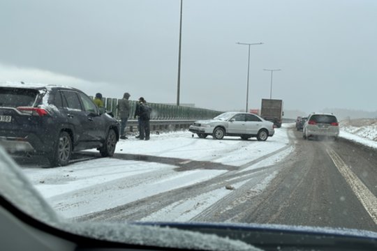 Magistralėje A1 susidūrė du automobiliai – kaltas į kelią išbėgęs pėsčiasis