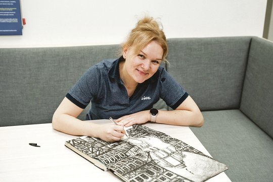 Parduotuvės darbuotojai net neįtarė, kad žavingus piešinius darbe paslapčia piešia valytoja dirbanti kaunietė