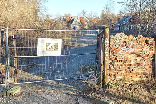 Kibo į atlapus dėl apleistos vietos prie upės