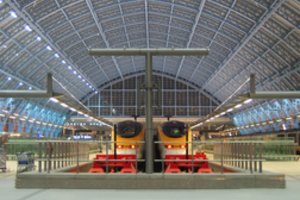 Dėl rimtų elektros tiekimo sutrikimų Lamanšo tunelyje „Eurostar“ ragina atidėti keliones