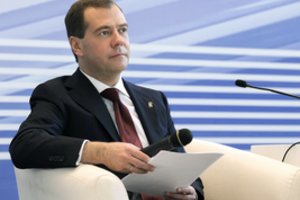 D. Medvedevas pažėrė grasinimų V. Zelenskiui: „Giltinė dažnai alsuoja šiam niekšui į nugarą“