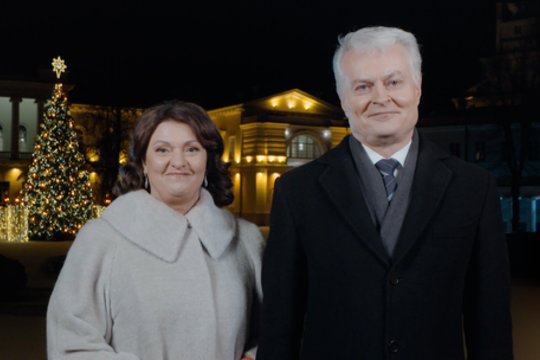 G. Nausėdos ir pirmosios ponios sveikinimas Naujųjų metų proga: užuot bandę varžytis išgirskime vieni kitus