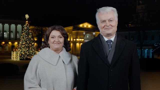 G. Nausėdos ir pirmosios ponios sveikinimas Naujųjų metų proga: užuot bandę varžytis išgirskime vieni kitus