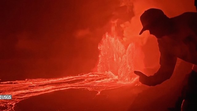 Baimės nė kvapo: užfiksavo pavojingus vyrų veiksmus prie išsiveržusio Kilauėjos ugnikalnio