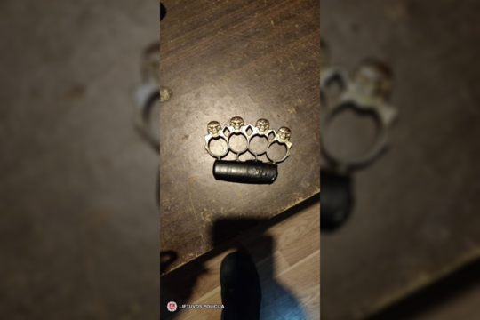Kupiškio rajone automobilį patikrinę pareigūnai rado kastetą ir teleskopinę lazdą