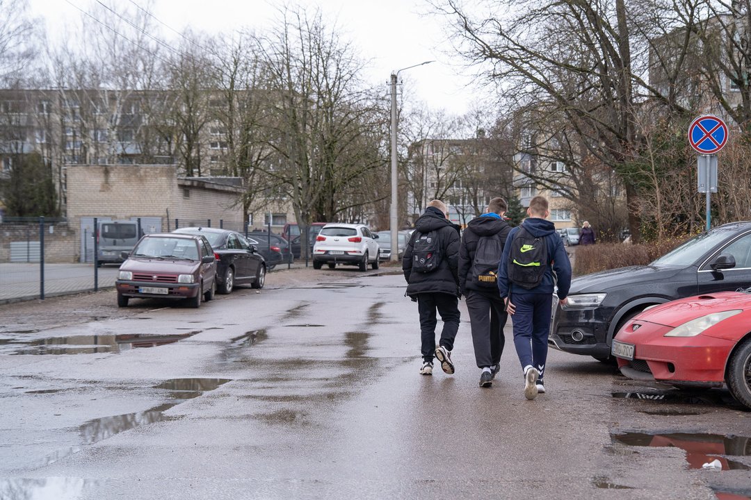 Trejus metus niekas nereaguoja: žmonės griūna tiesiai gatvėje – plyti purvina klampynė