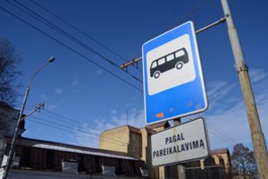 Klaipėdiečiai neišmeldžia stotelės: tamsoje iki viešojo transporto klampoja per krūmais užžėlusius užkampius