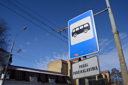 Klaipėdiečiai neišmeldžia stotelės: tamsoje iki viešojo transporto klampoja per krūmais užžėlusius užkampius